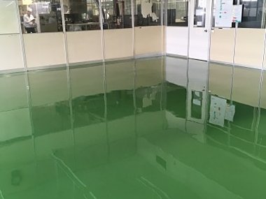 油が染みた工場床